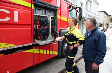 Novi GVC-3 PGD Unec pred občino Cerknica 06 FOTO LJUBO VUKELIČ